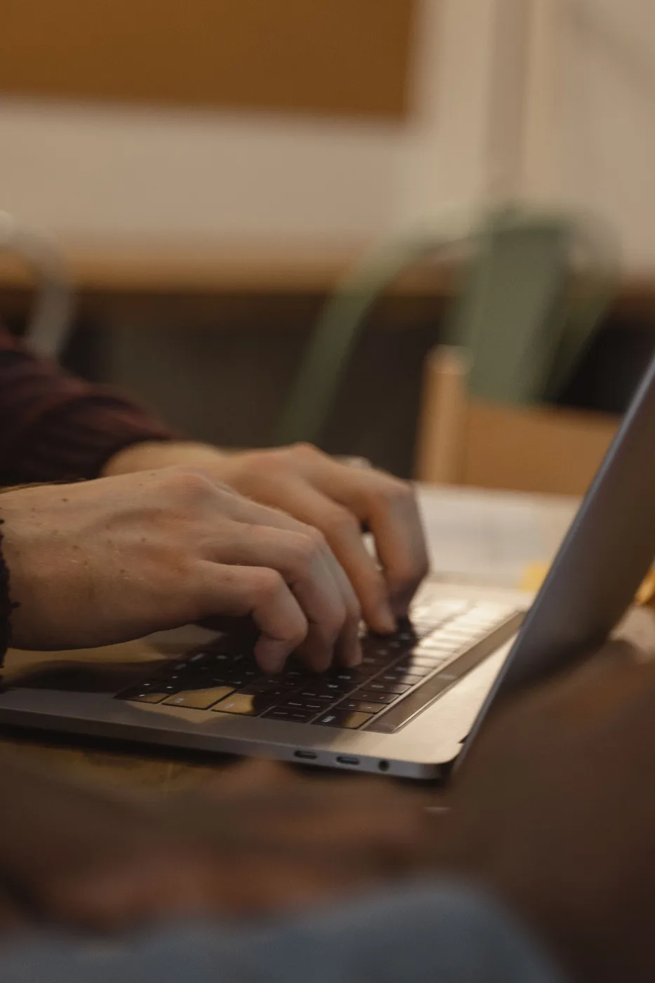 Persona comprobando en el portátil si la IA generativa cita su web