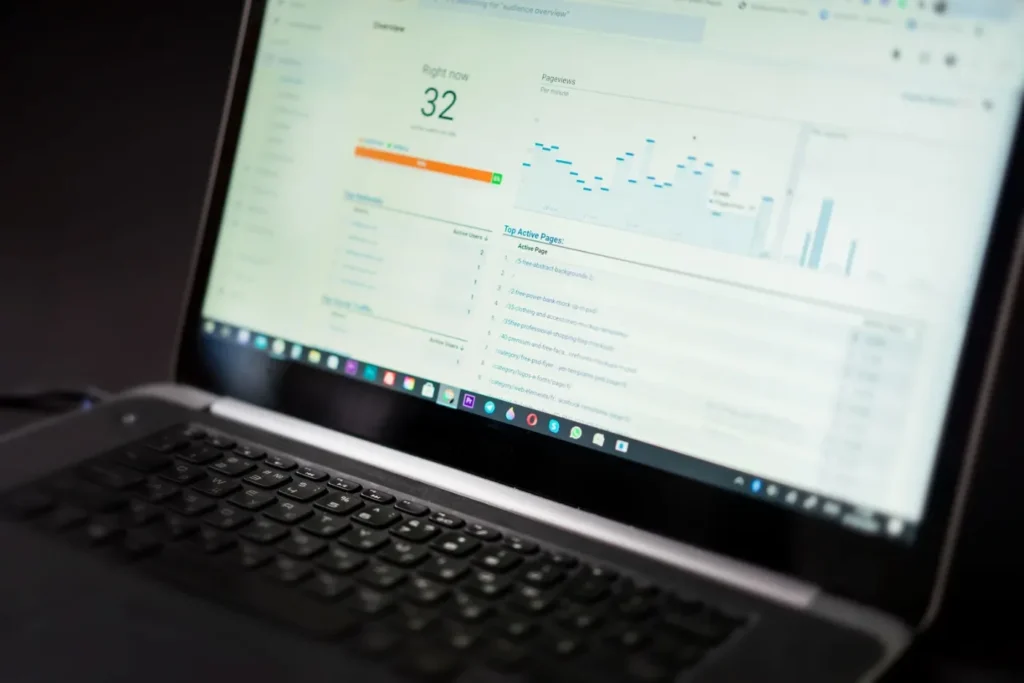 Panel de analítica web mostrando datos de tráfico en tiempo real