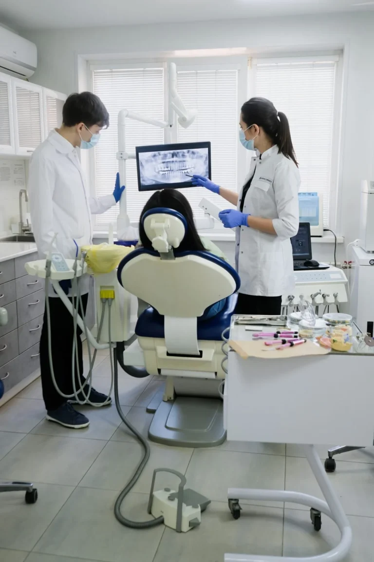 Equipo de odontólogos atendiendo a un paciente en una clínica dental moderna
